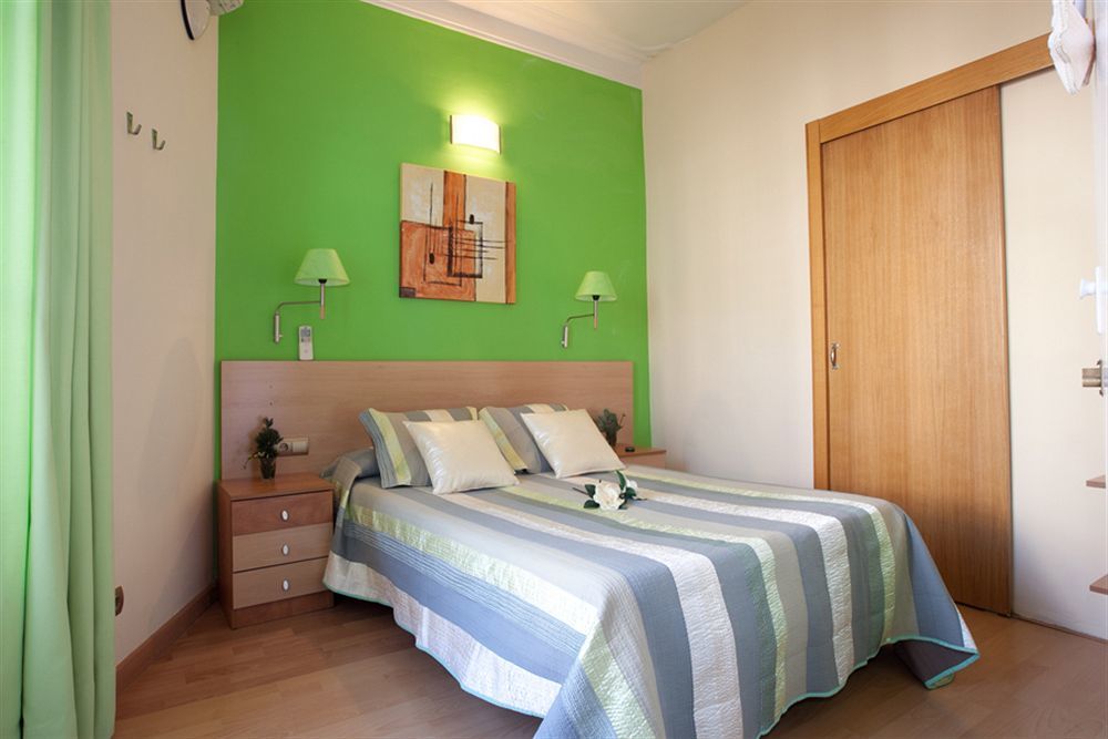 Hostal Felipe 2 Барселона Екстер'єр фото
